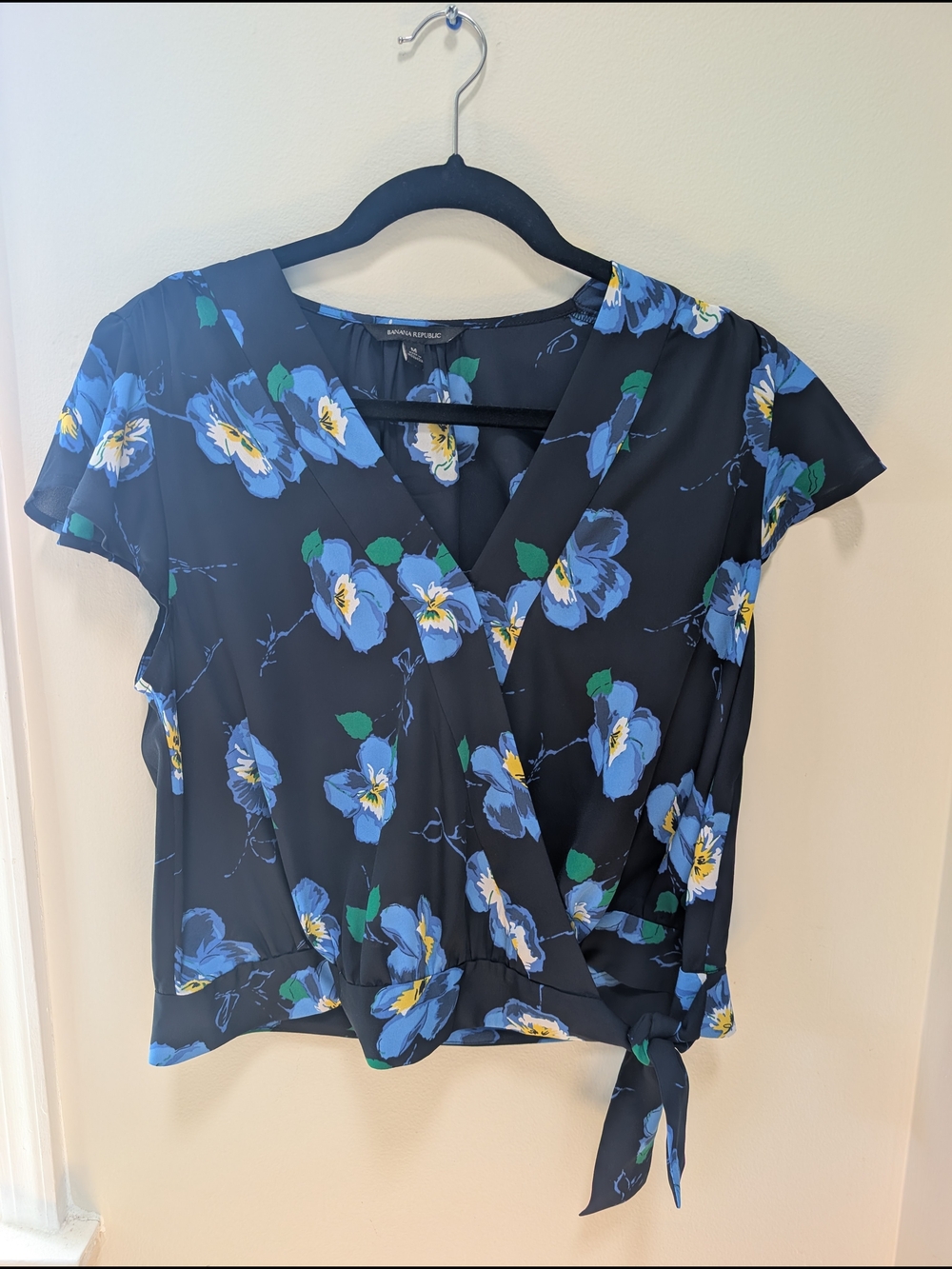 EUC Banana Republic Navy Floral Side-Tie Wrap Top